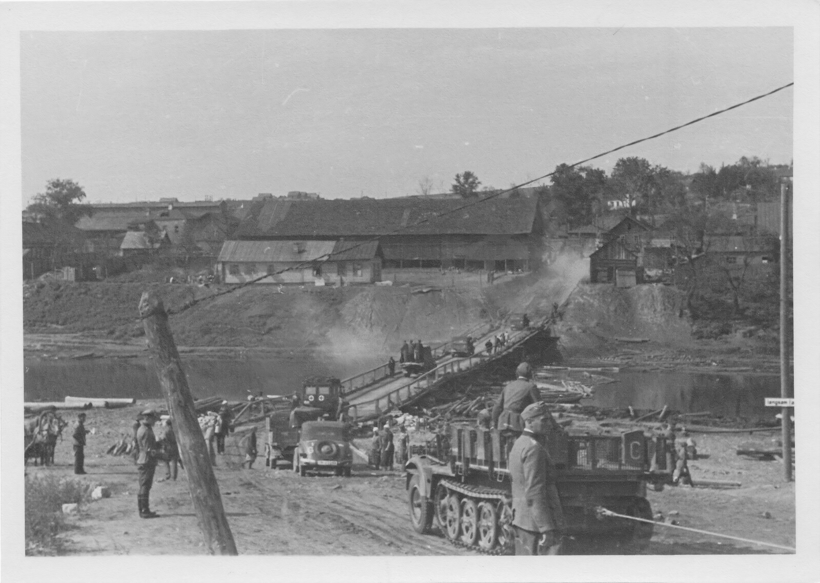 PKW SDKFZ Soldaten zerstörte Brücke Dorf Russland.jpg