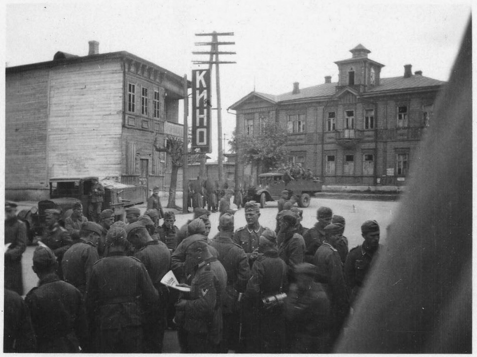 Orig. Foto Soldaten bBeute Lkw bei russische Kino mit Schild in Russland.jpg