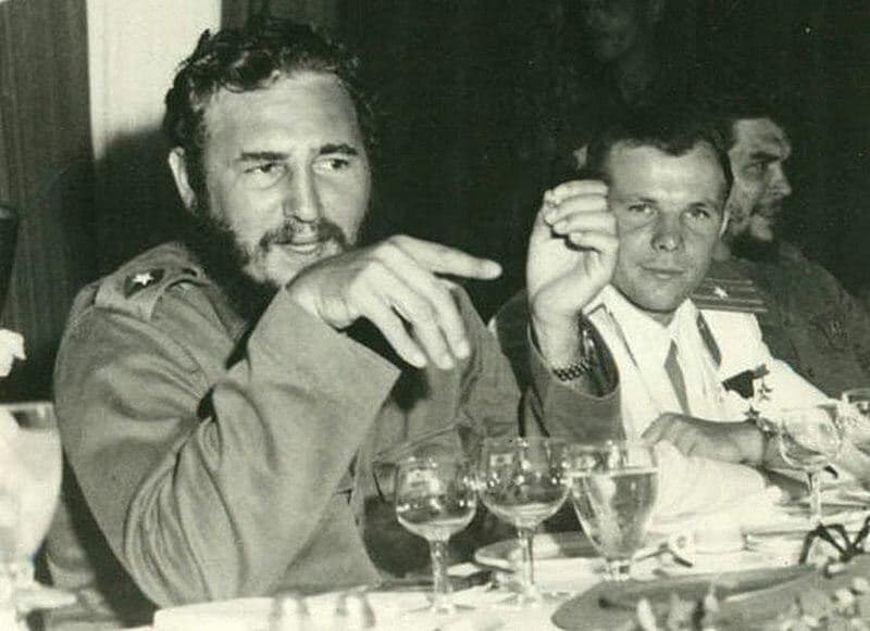 Фидeль Каcтро, Юрий Гагaрин и Че Гeвара. Рeспублика Куба, 1961 год.jpg
