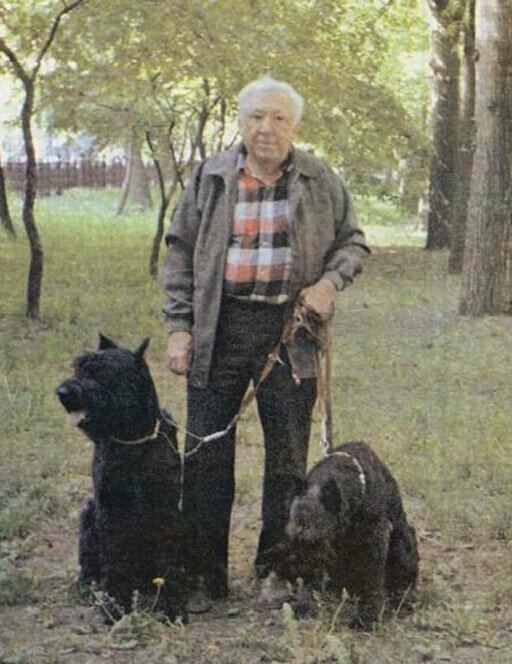 Юрий Никулин и его ризеншнауцеры - Юта и Федя. Москва, 1990-е.jpg