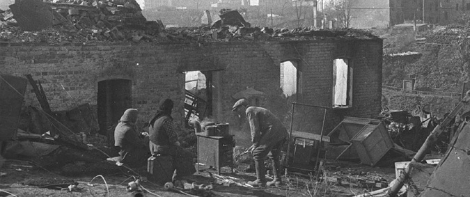Жители Смоленска у своих разрушенных домов в день освобождения города 25 сентября 1943. Фото М.Савина.jpg