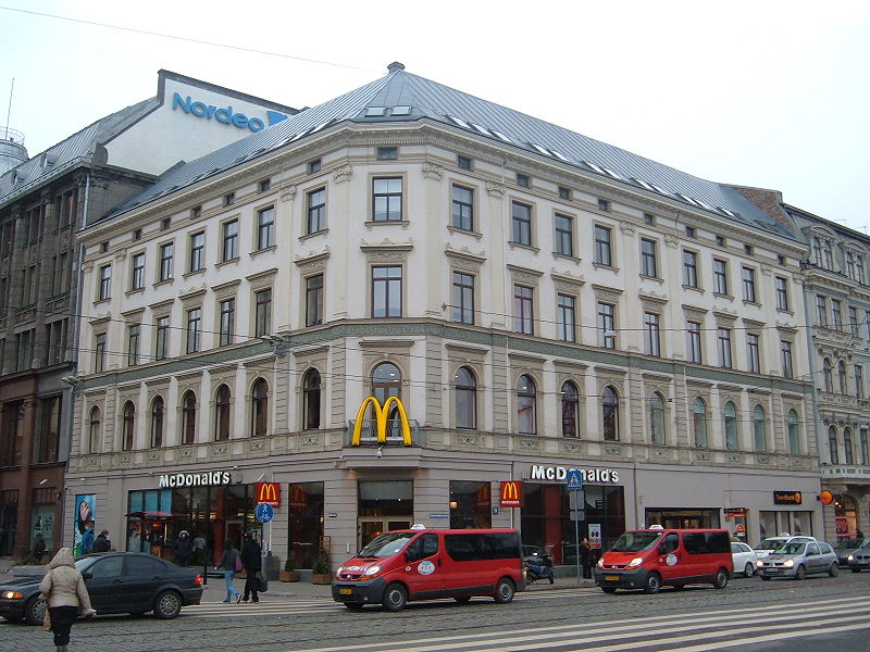 800px-McDonald%27s_in_Riga_center.jpg