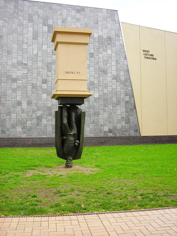 Автор памятника Чарлзу Ля Троубу решил продемонстрировать, насколько бессмысленным может быть возвеличение общественных деятелей до пьедестала. Потому он поставил статую на голову. Мельбурн, Австралия