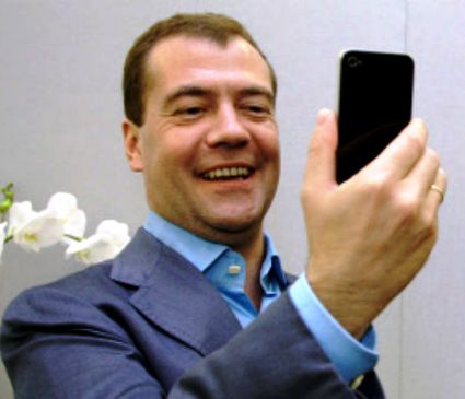 Д.Медведев с новым айфоном.jpg