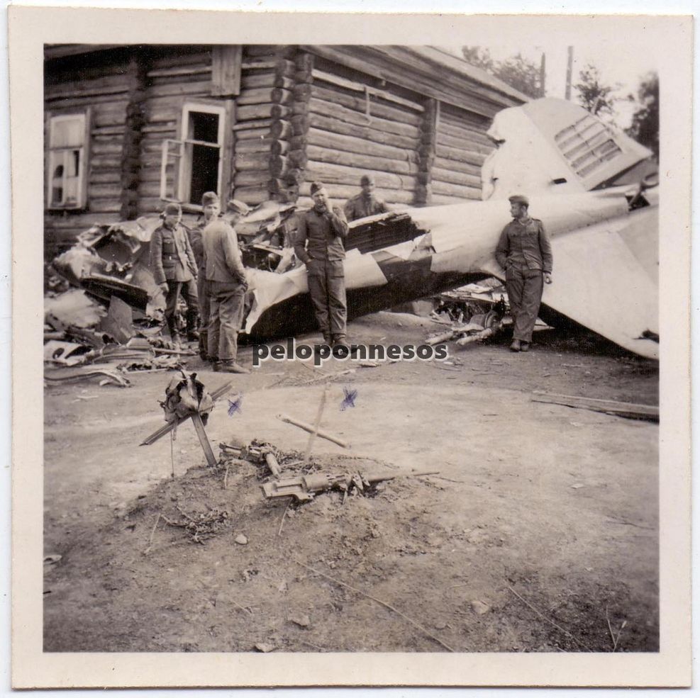 Foto Absturz russisches Flugzeug Wrack Grab Piloten Bord-MG Russland.JPG