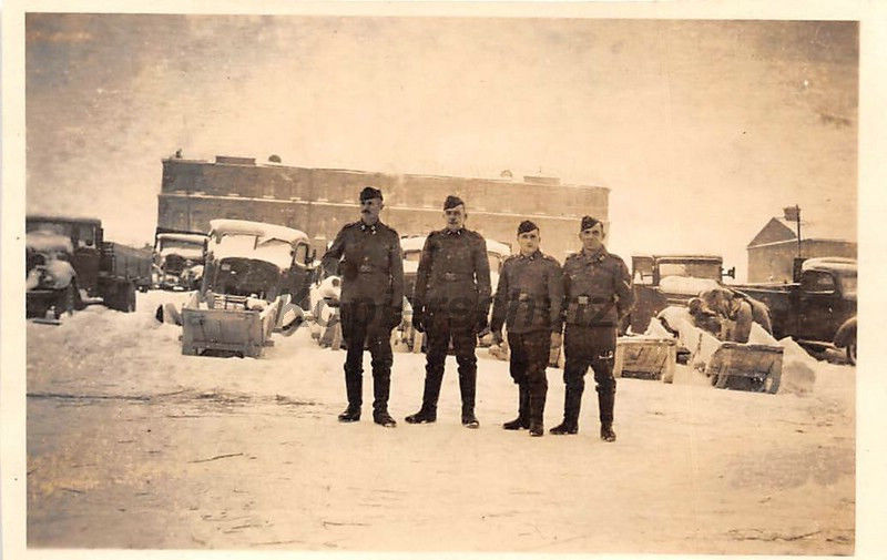 Russische Beute - LKW in der Narwa - Kaserne Smolensk Ostfront Russland.JPG