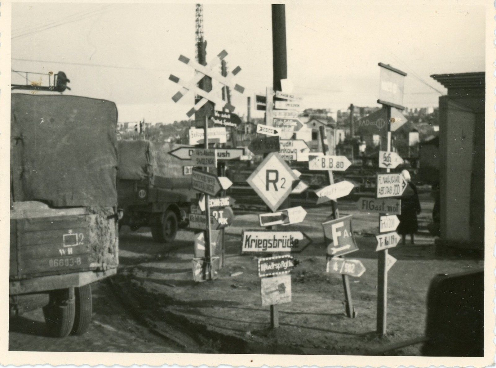 Russland Schild Wegweiser Schilderwald Smolensk Foto.JPG