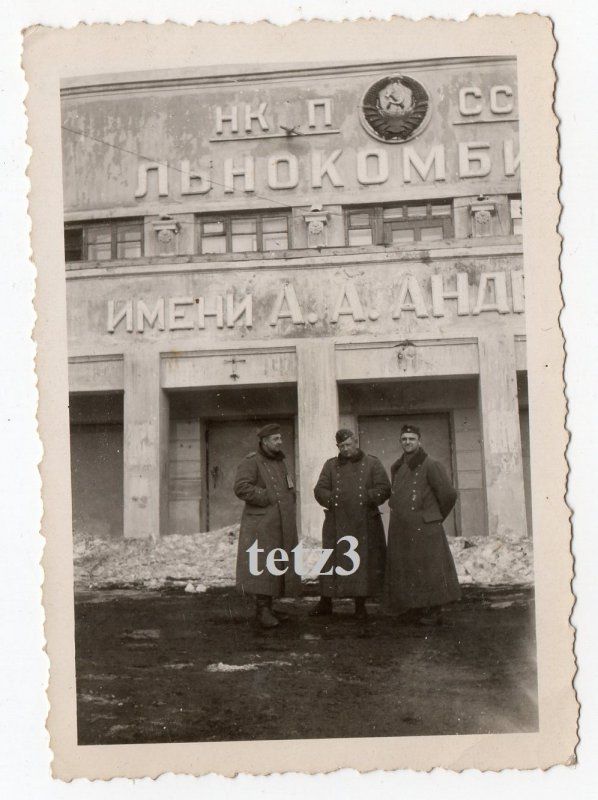 Russland Smolensk Parteigebäude Schriftzug Emblem Kameraden Uniform.JPG