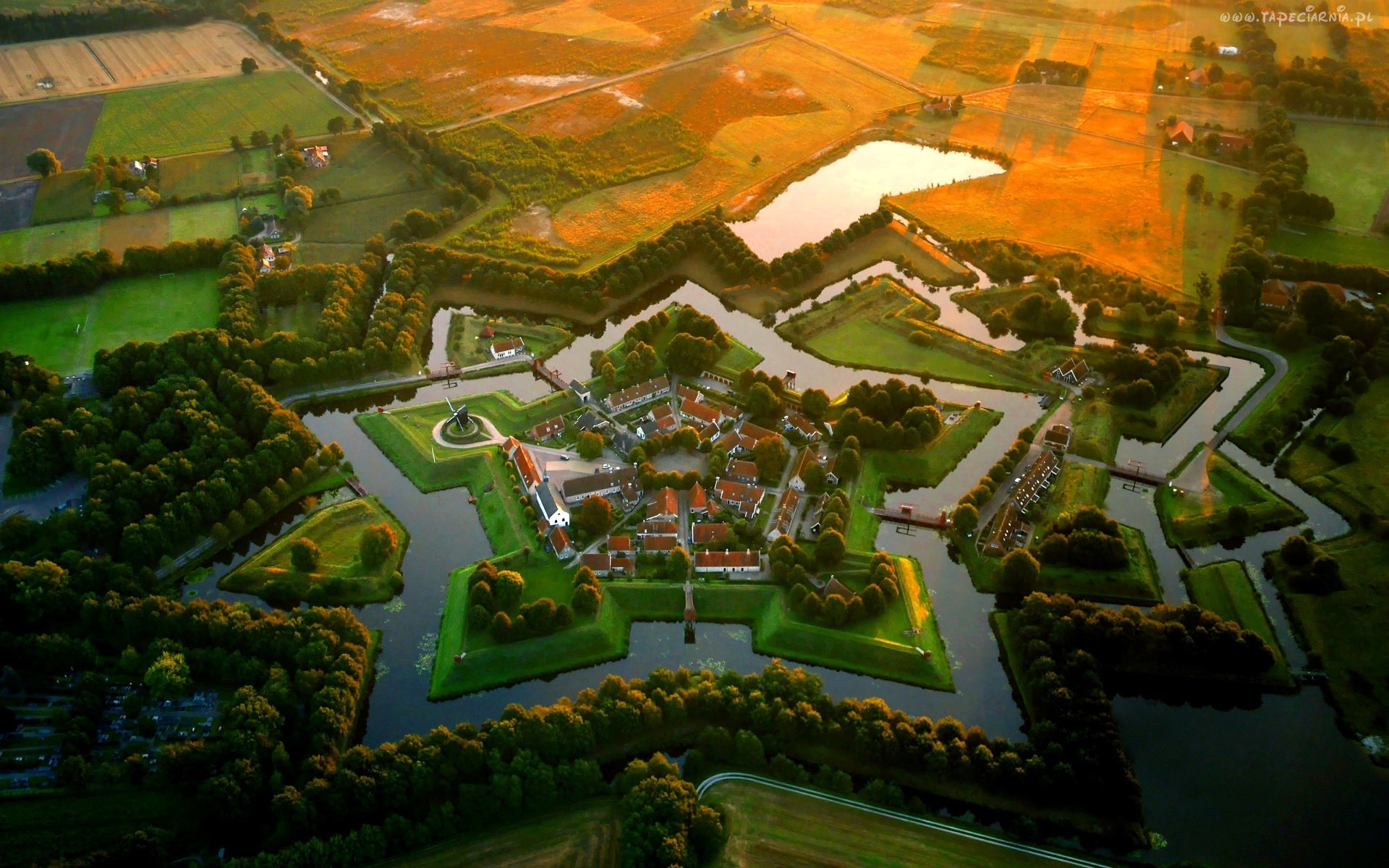 235121_bourtange_holandia_twierdza_muzeum_fosa_z_lotu_ptaka.jpg