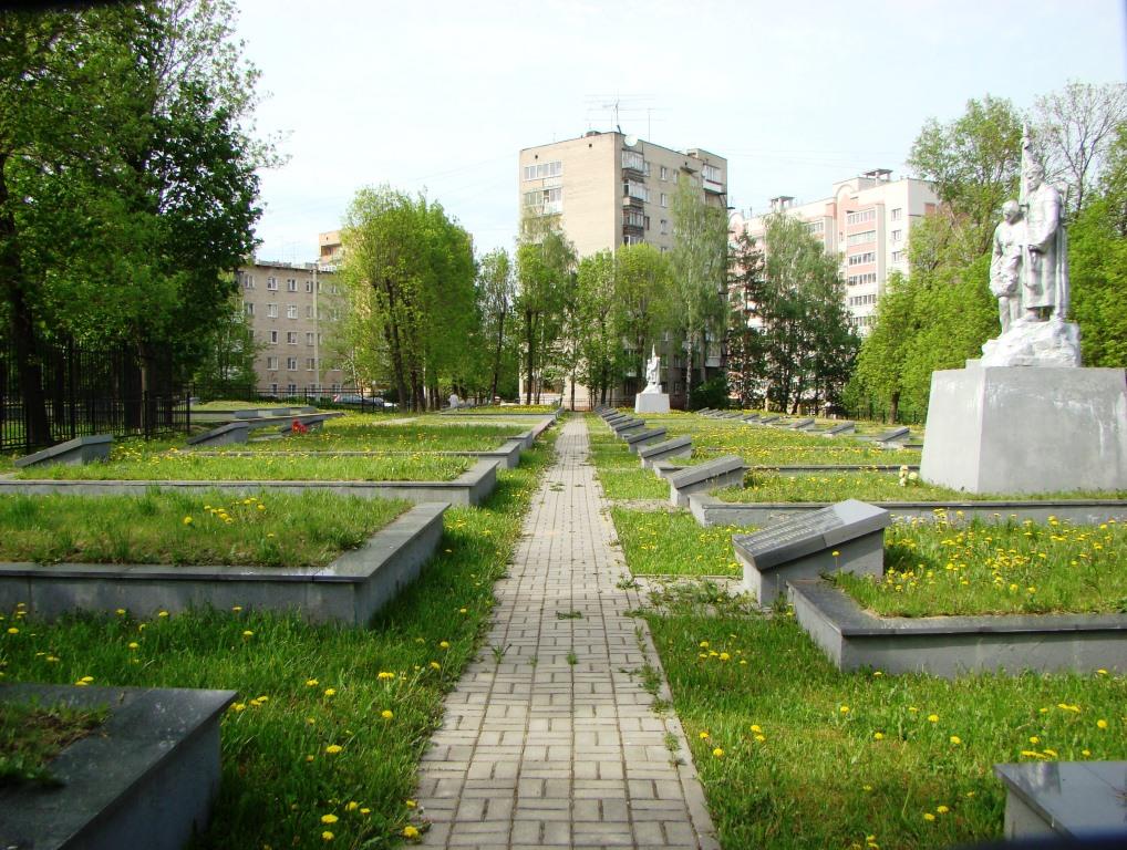 Могила Гуторова в районе ближнего к нам (на фотографии) памятника