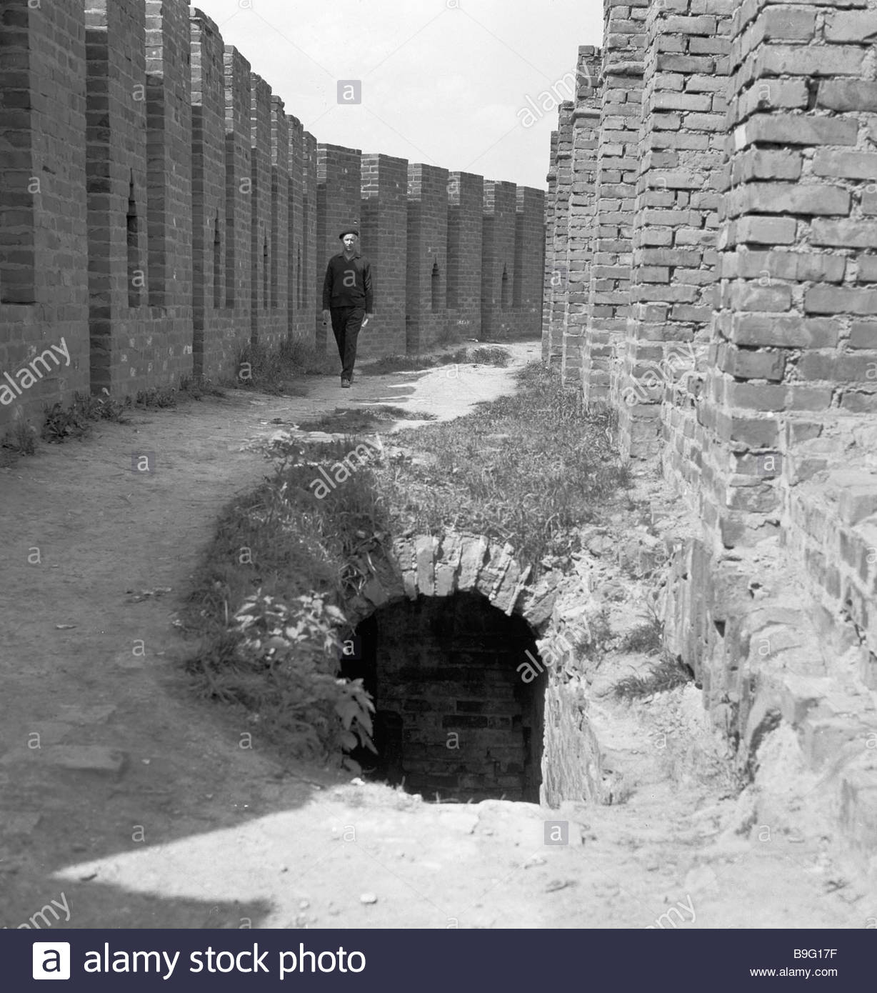 a-tunnel-under-the-wall-of-the-smolensk-kremlin-B9G17F.jpg