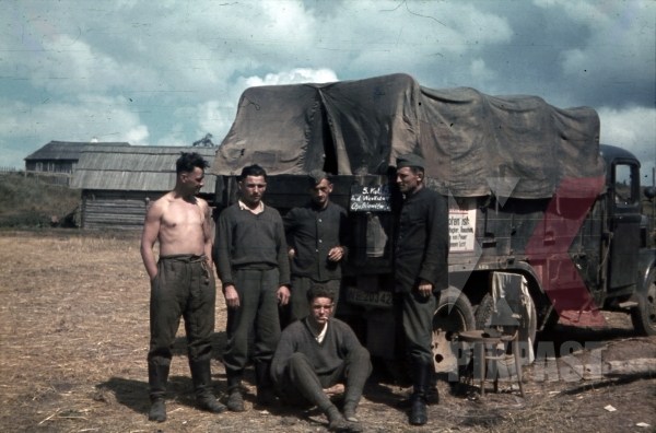 stock-photo-army-mechanics-beside-repair-truck-in-khislavichi-area-smolensk-russia-1942--10th-motorised-infantry-division-11730.jpg