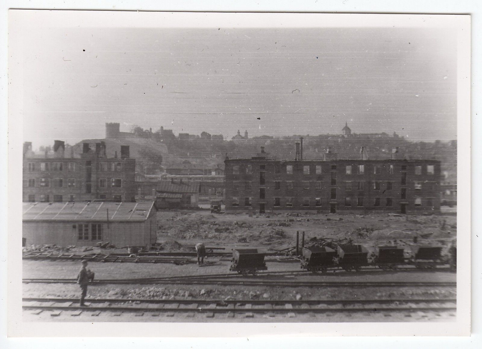 Wehrmacht im zerstörten Smolensk Bahngleise Häusertrümmer 1941.jpg