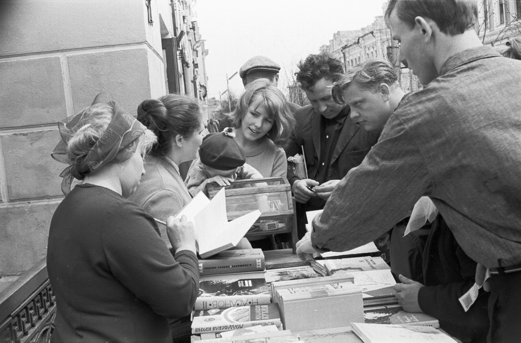 Книжный базар на Ленина (май 1967).jpg
