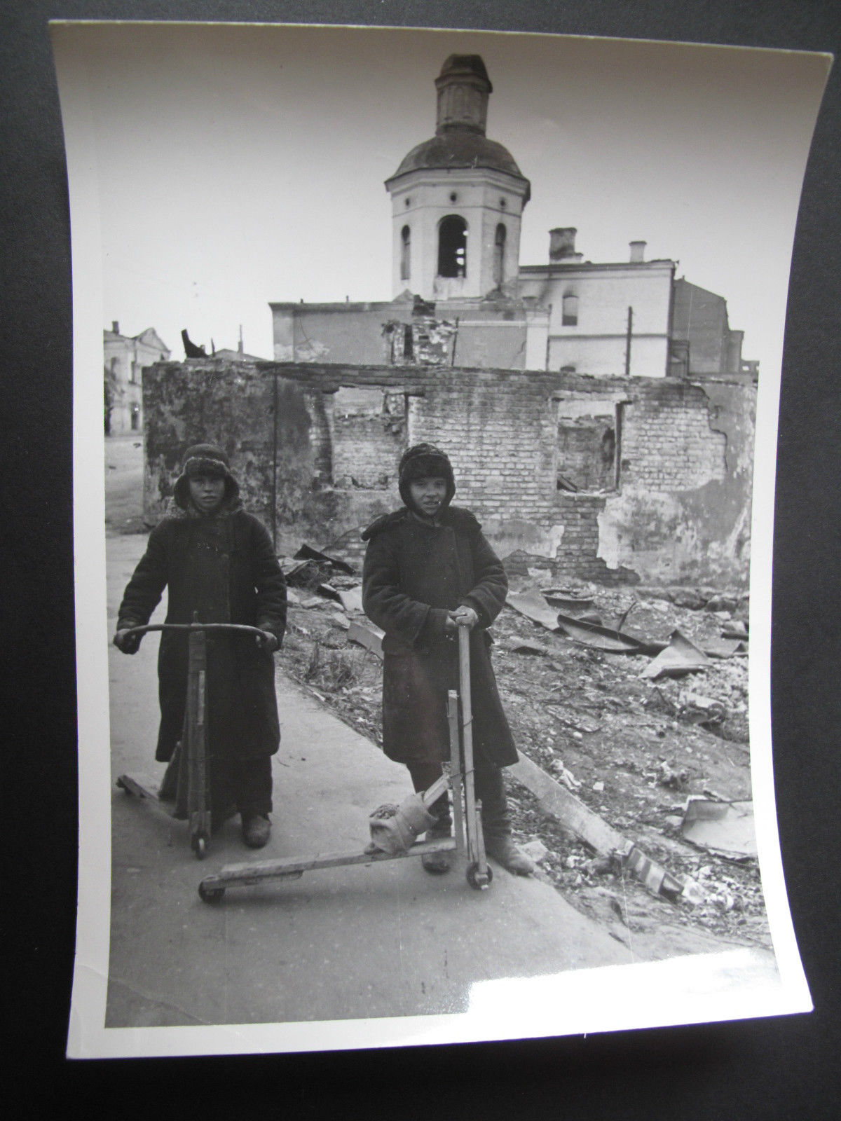 832# PK Foto Blick über Smolensk 1941 Смоленск Kinder mit selbstgebauten Roller.jpg