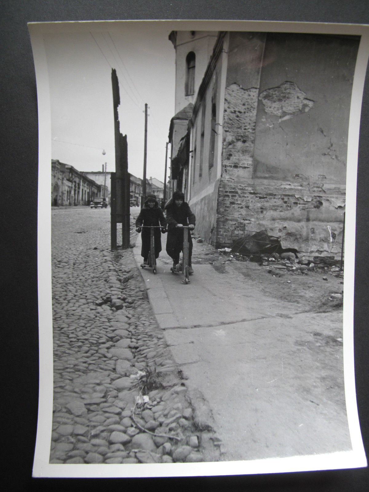 833# PK Foto Blick über Smolensk 1941 Смоленск Kinder mit selbstgebauten Roller.jpg