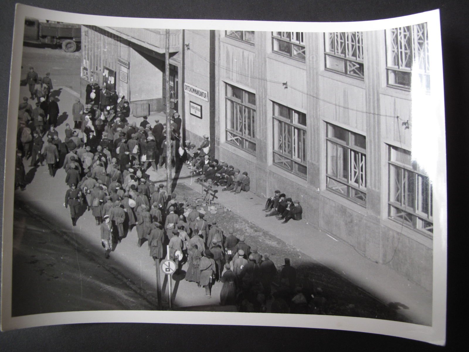 837# PK Foto Blick über Smolensk 1941 Смоленск Kommandantur mit Gefangenen.jpg