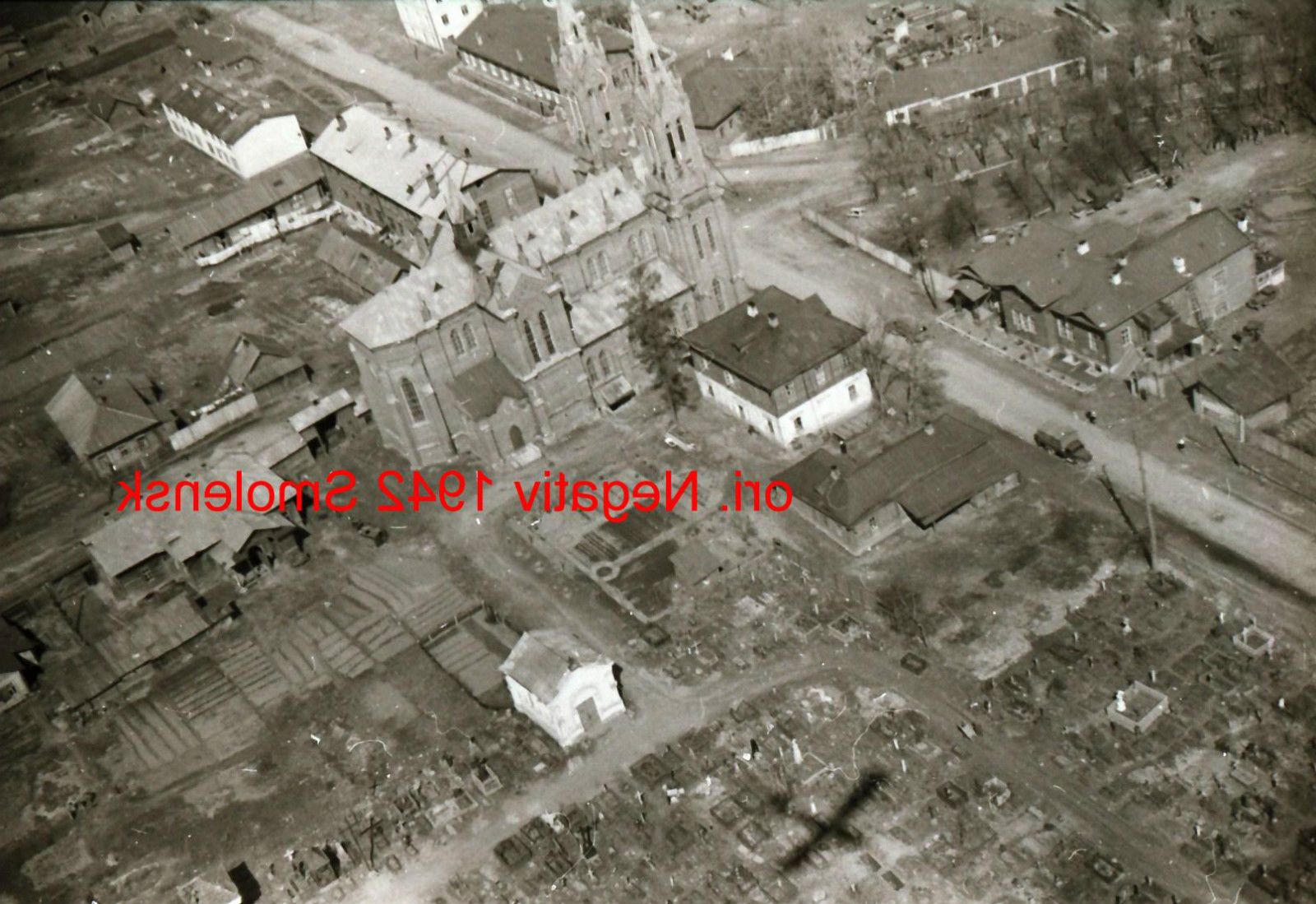 Foto 2 WK, orig. negativ, Ostfront,Smolensk, Luftaufnahme, Gebäude, Kirche, Top.jpg