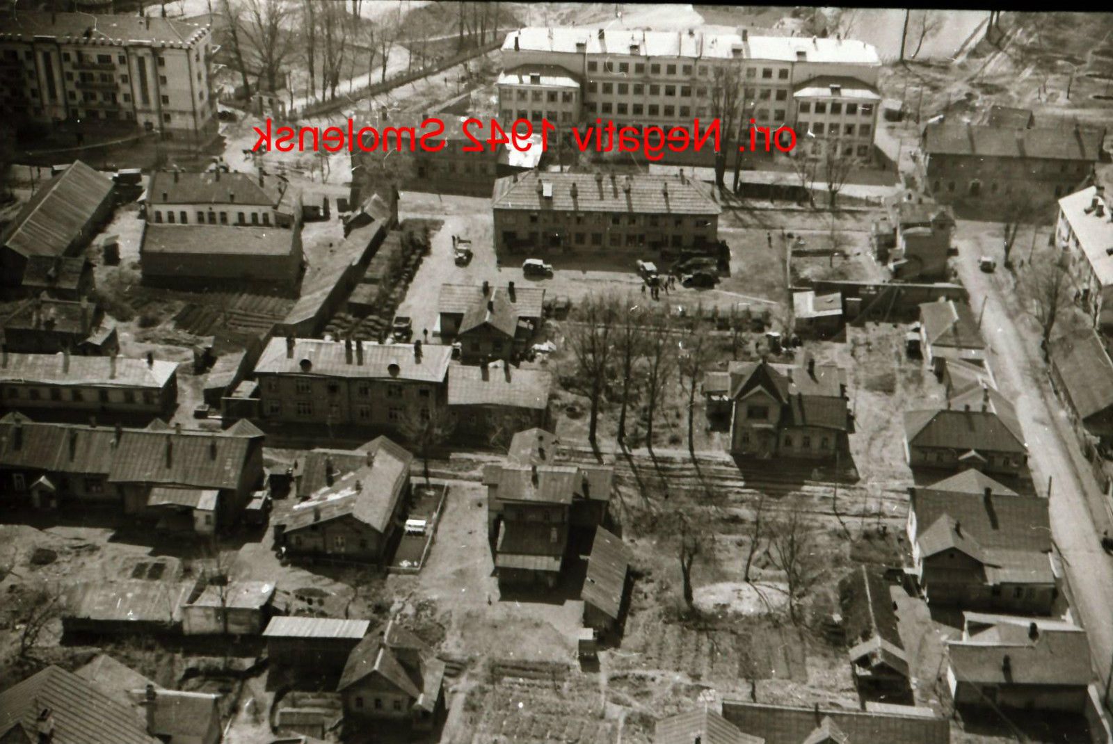 Foto 2 WK, orig. negativ, Ostfront,Smolensk, Luftaufnahme, Gebäude, WH Fahrzeug.jpg