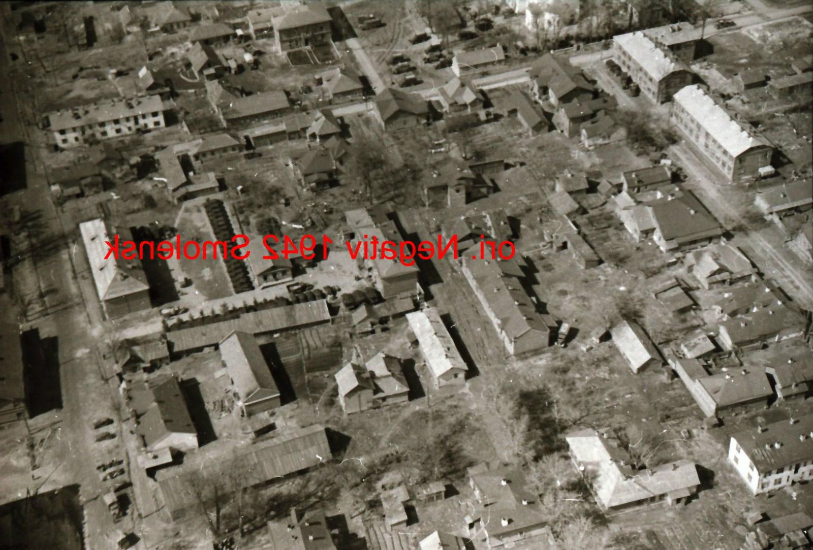 Foto 2 WK, orig. negativ, Ostfront,Smolensk, Luftaufnahme, Gebäude,WH Fahrzeuge.jpg