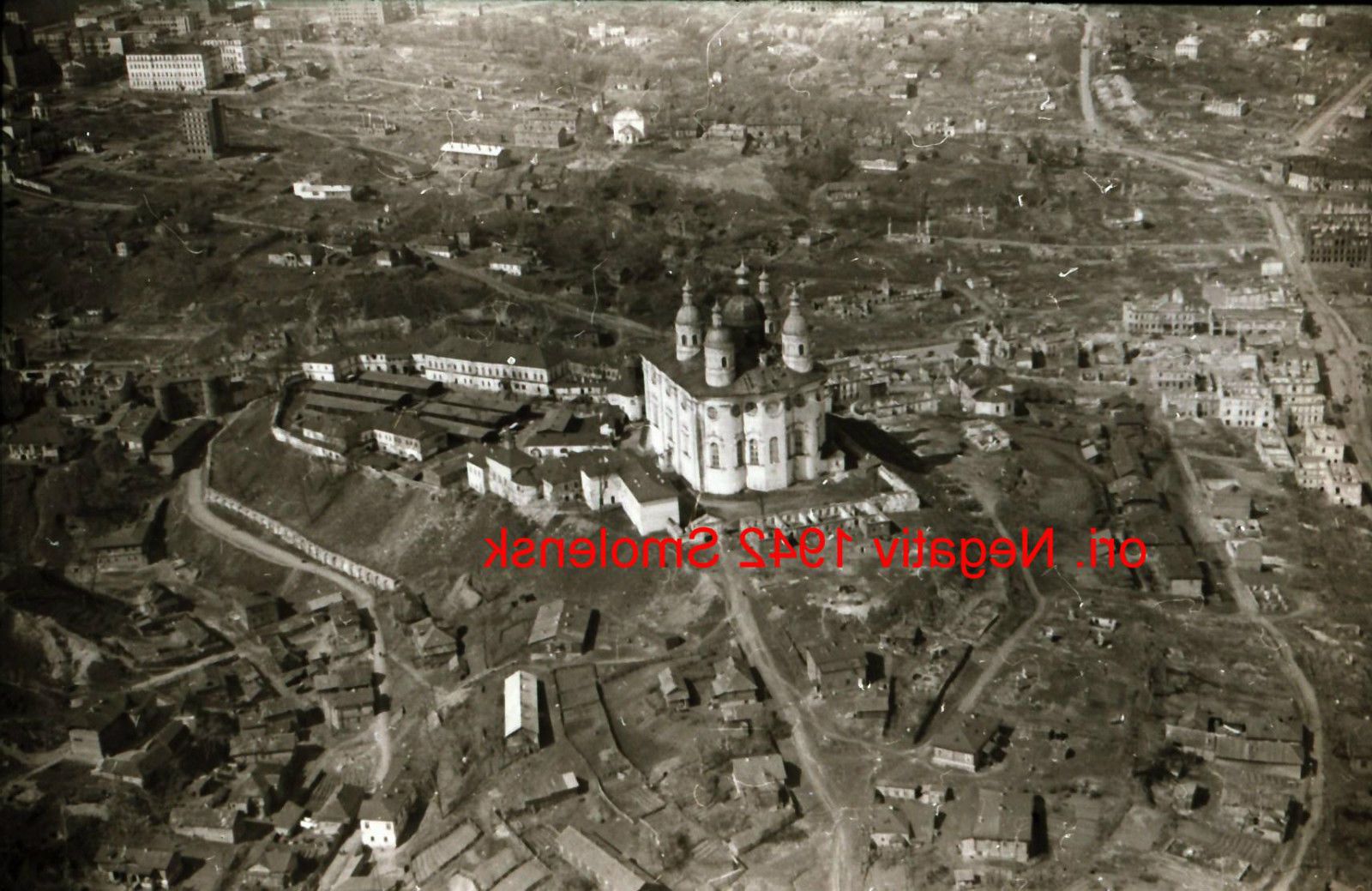 Foto 2 WK, orig. negativ, Ostfront,Smolensk, Luftaufnahme, Kathedrale, Häuser,.jpg