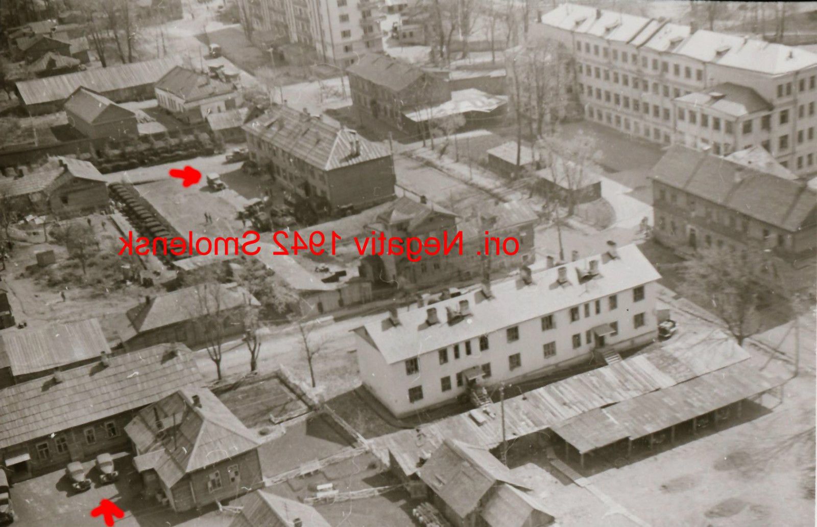 Foto 2 WK, orig. negativ, Ostfront,Smolensk, Luftaufnahme, WH Fahrzeuge, Häuser.jpg