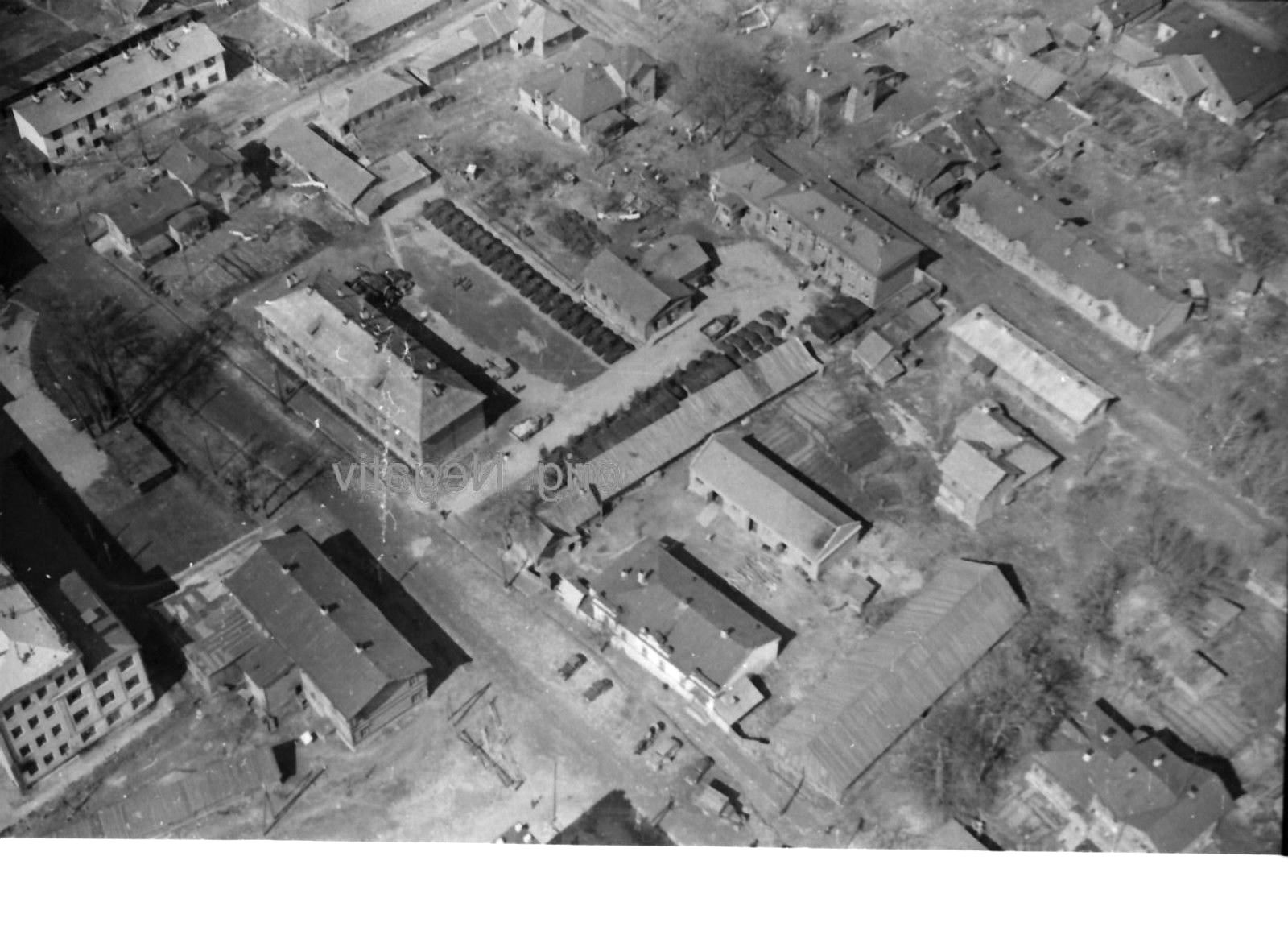 Foto 2 WK, orig. negativ, Ostfront,Smolensk, Luftaufnahme,Kaserne, WH Fahrzeug.jpg