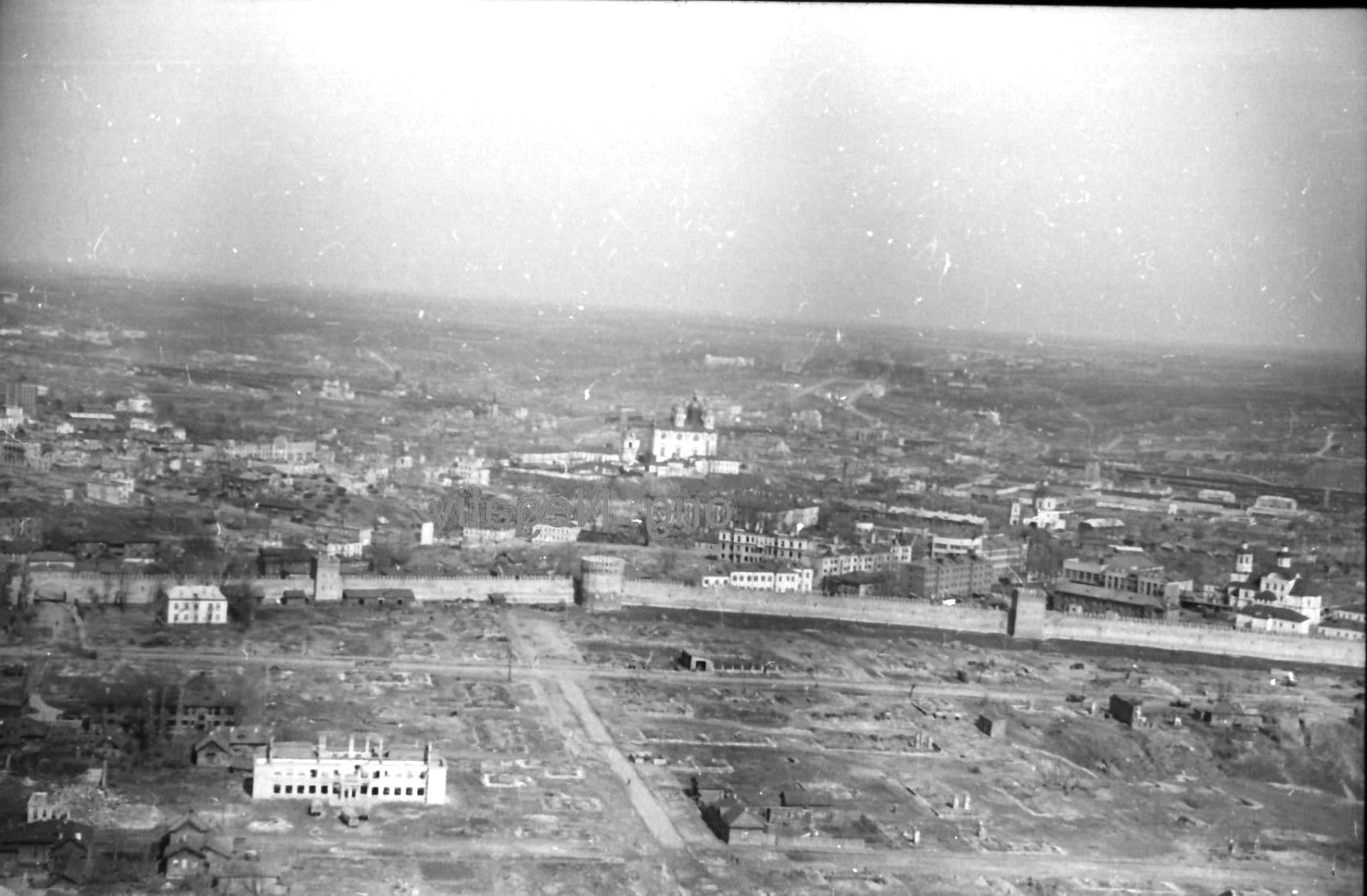 Foto 2 WK, orig. negativ, Ostfront,Smolensk, Luftaufnahme, Kathedrale, Häuser.jpg