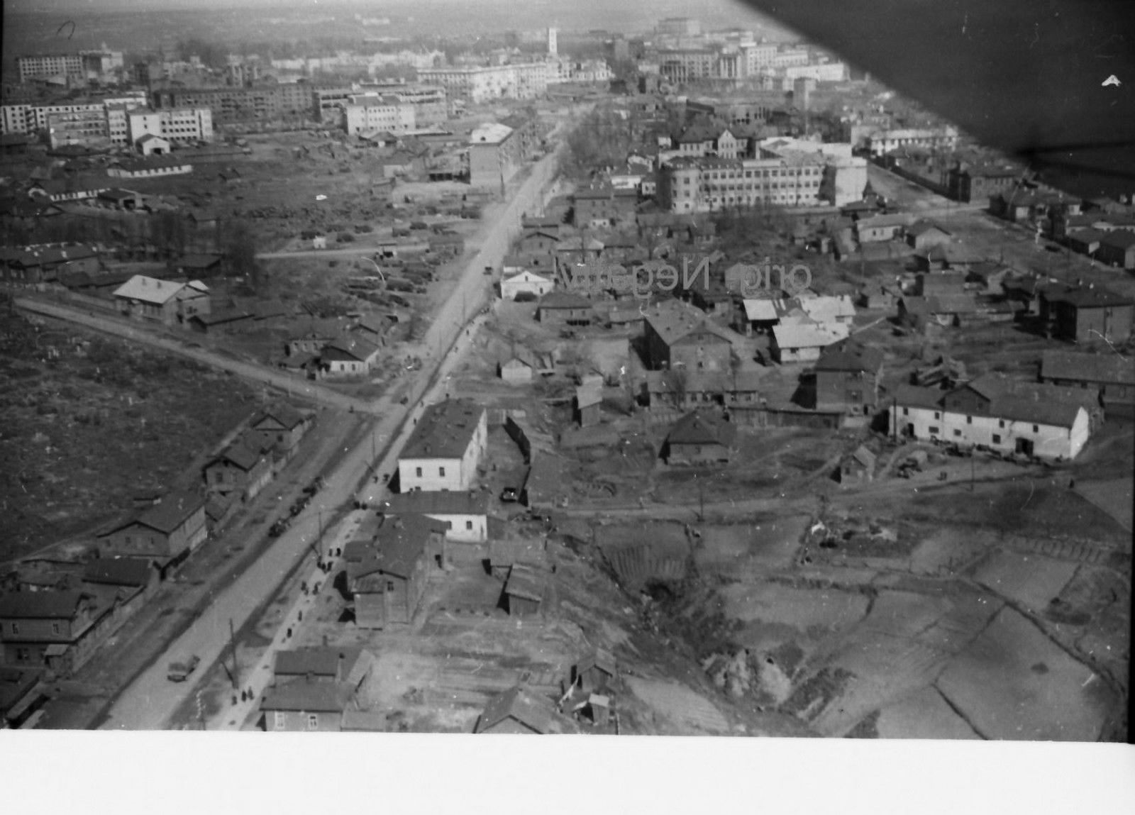 Foto 2 WK, orig. negativ, Ostfront,Smolensk, Luftaufnahme,Straße,WH Fahrzeuge.jpg
