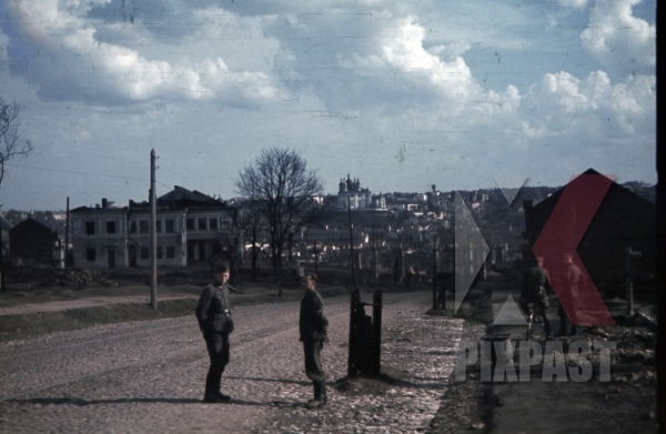 stock-photo-uspenski-cathedral-smolensk-1941-german-infantry-waiting-10th-motorised-infantry-division-repair-werkstatt-11744.jpg