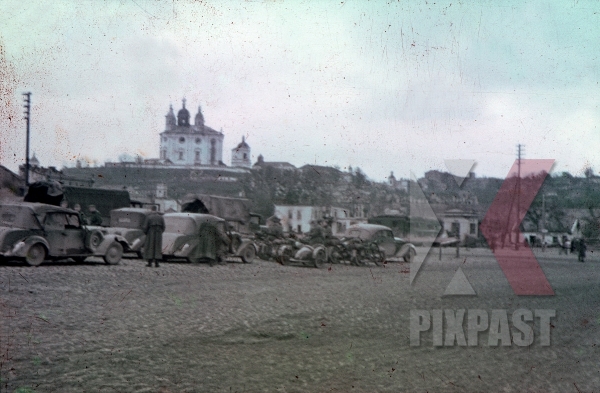 stock-photo-wehrmacht-convoy-in-front-of-the-smolensk-cathedral-russia-1941-10751.jpg