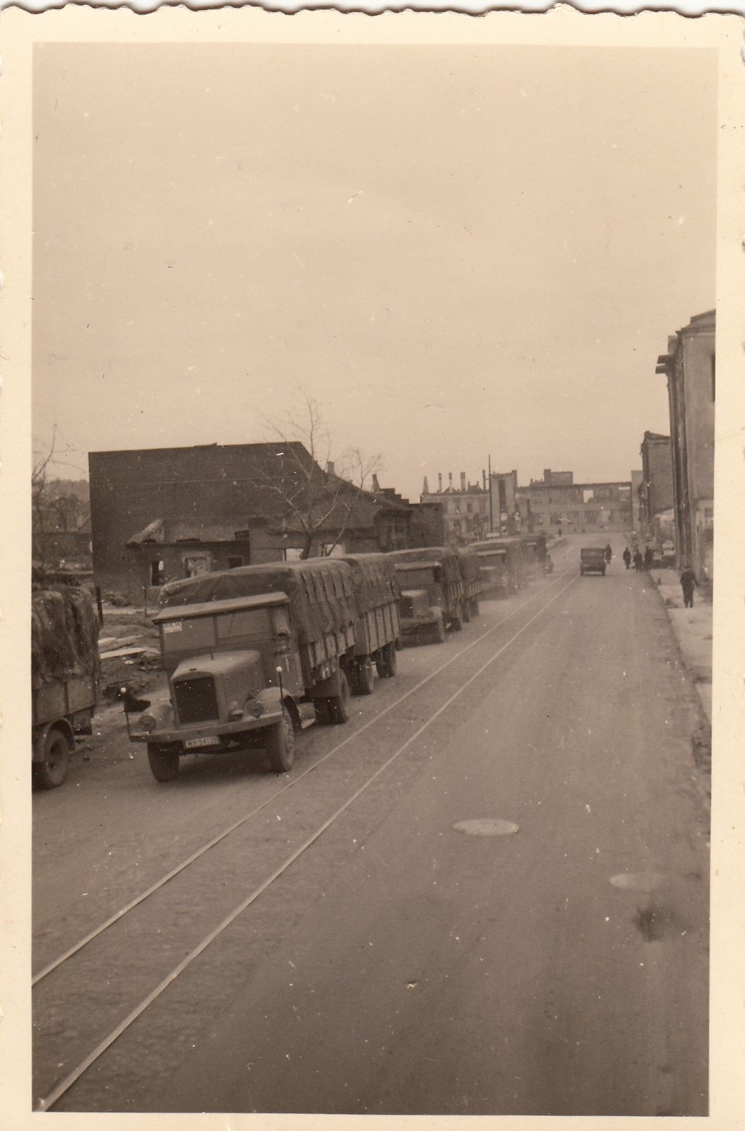 Foto-Wehrmacht-schwere-LKW-Lastwagen-mit-Anhänger.jpg