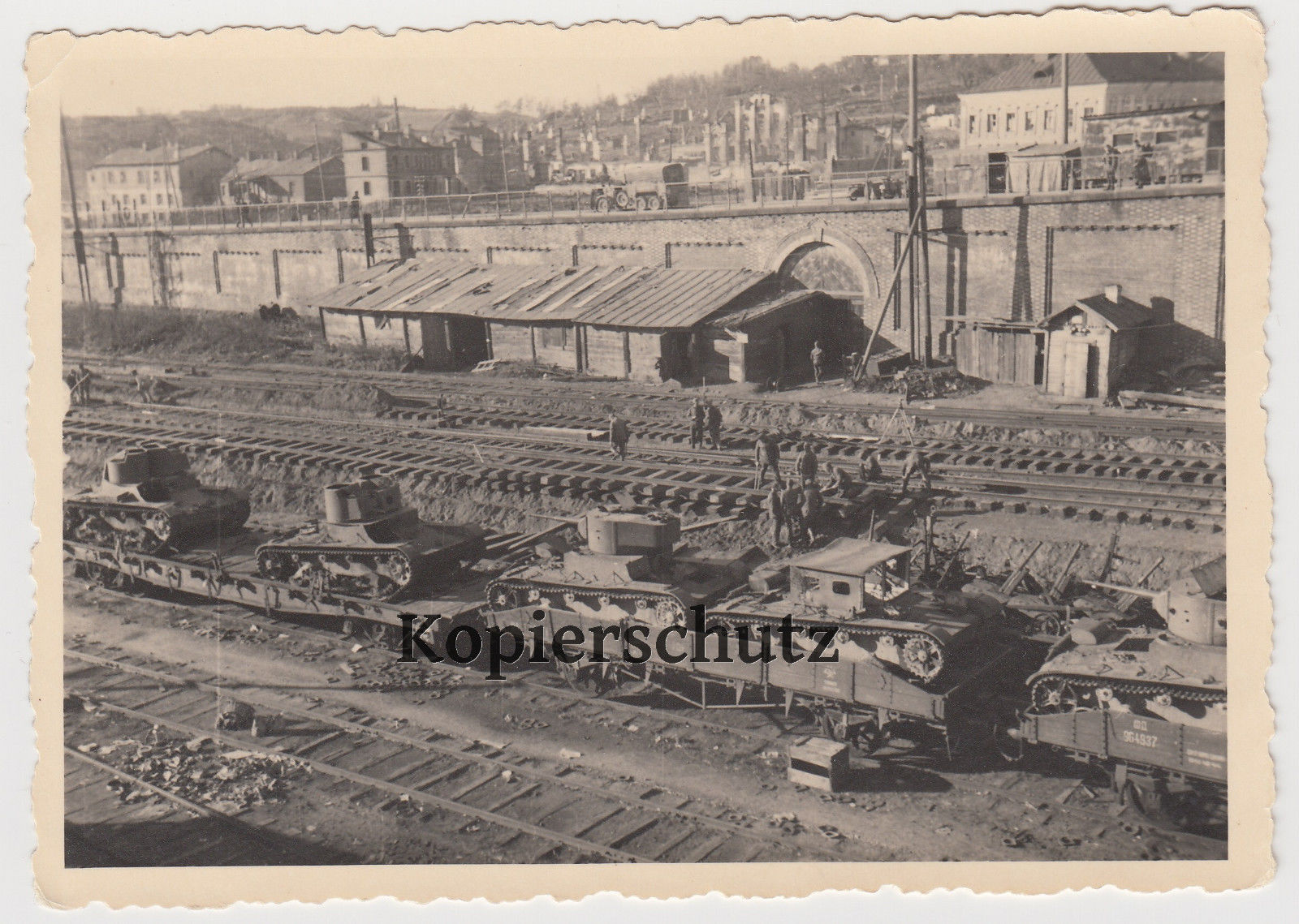 Foto russische polnische Panzer auf Güterzug Bahntransport Bahnhof Baustelle.jpg