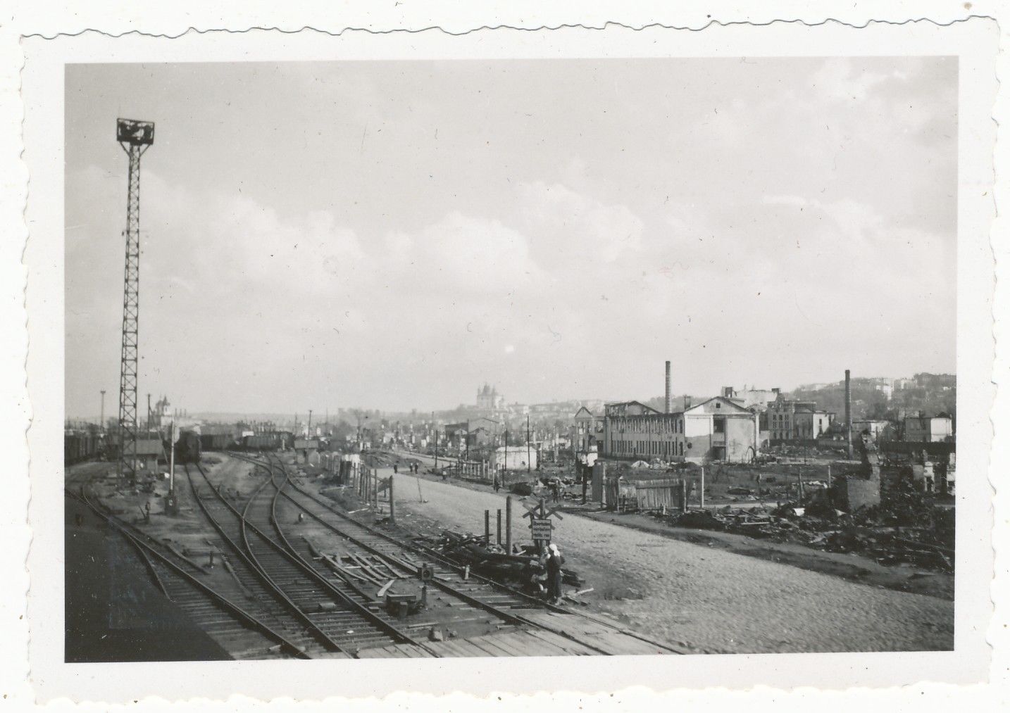 Alter Bahnhof Stadt Häuser siehe Technik Foto 2 WK Russland Polen.jpg