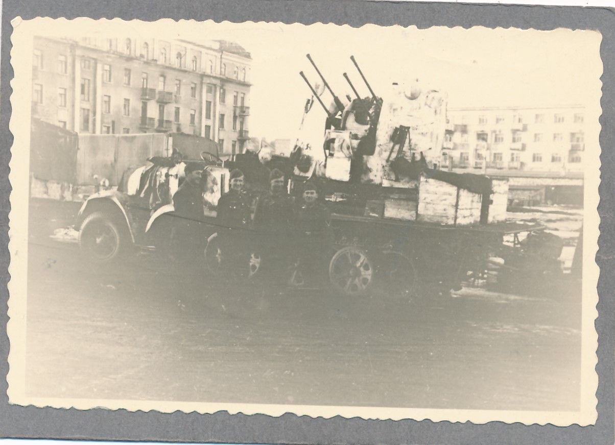 Foto WK II Wehrmacht Aufnahme eines Halbkettenfahrzeuges aufgesetzte Flak Vierli.jpg