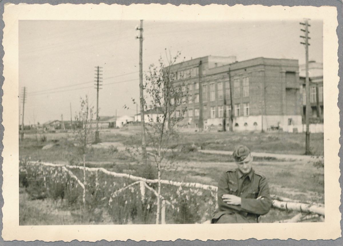 Wehrmacht Erinnerungsfoto eines Soldaten in Smolensk Juli 1942.jpg