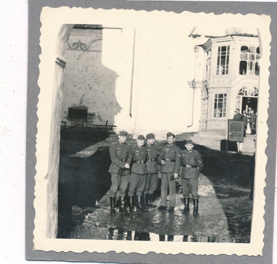 Foto WK II Wehrmacht Erinnerungsfoto Gruppe Soldaten Smolenks vor der Kathedrale.jpg