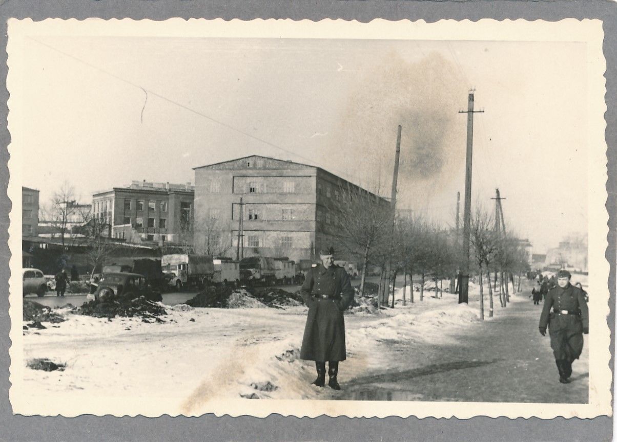 Foto WK II Wehrmacht Erinnerungsfoto Soldaten vor ihrer Unterkunft in Smolenks.jpg