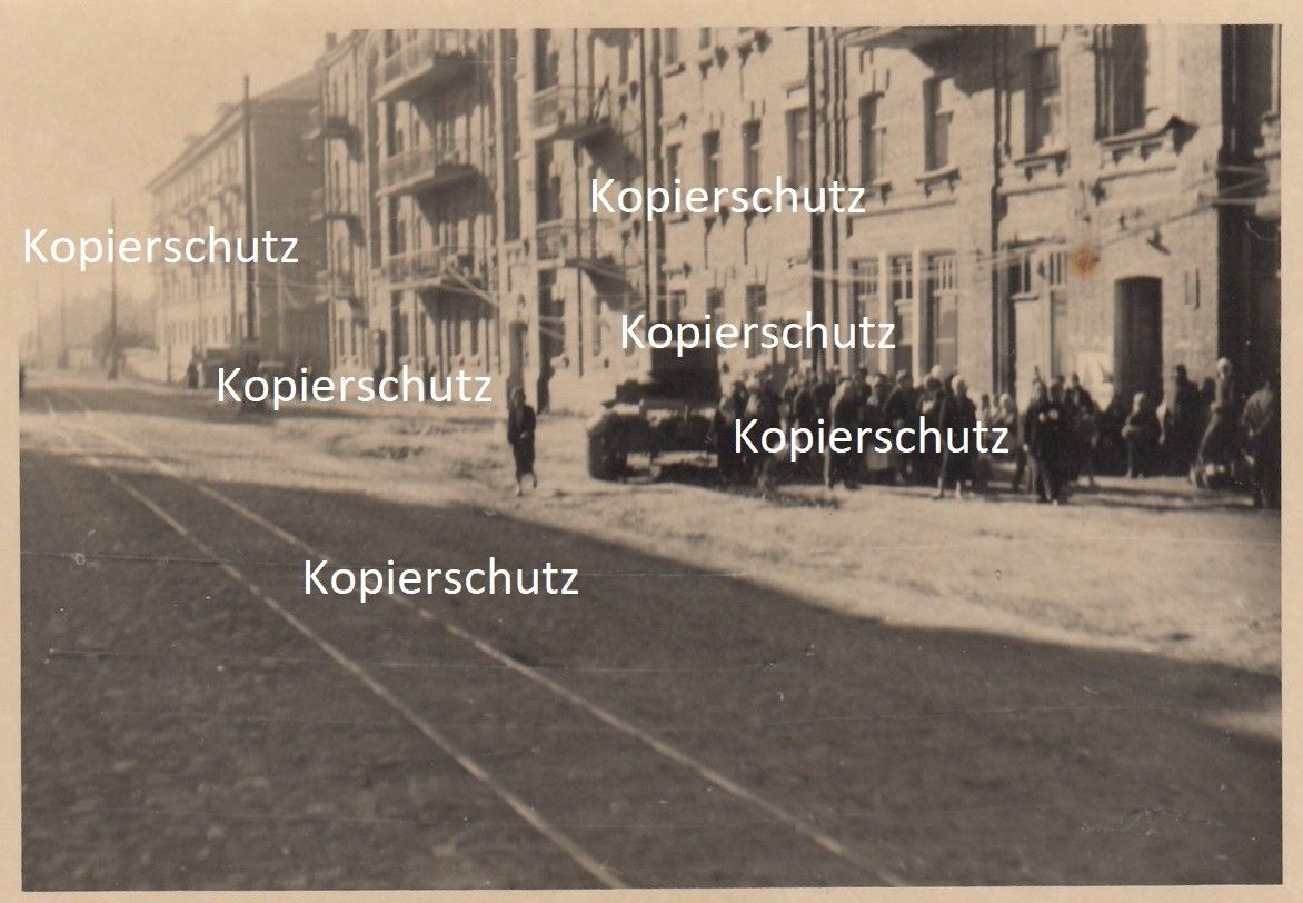 Panzer nach Straßenkampf,  Zivilisten.jpg