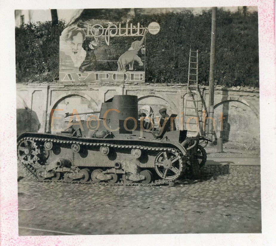 HAMMER Russland Kämpfe Panzer Tank Werbung Plakat Cirkus Durow Foto.jpg