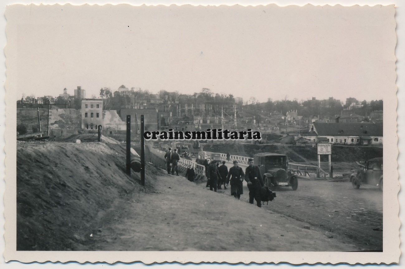 Orig-Foto-Beute-Lkw-über-Brücke-orthodoxe-Kirche.jpg