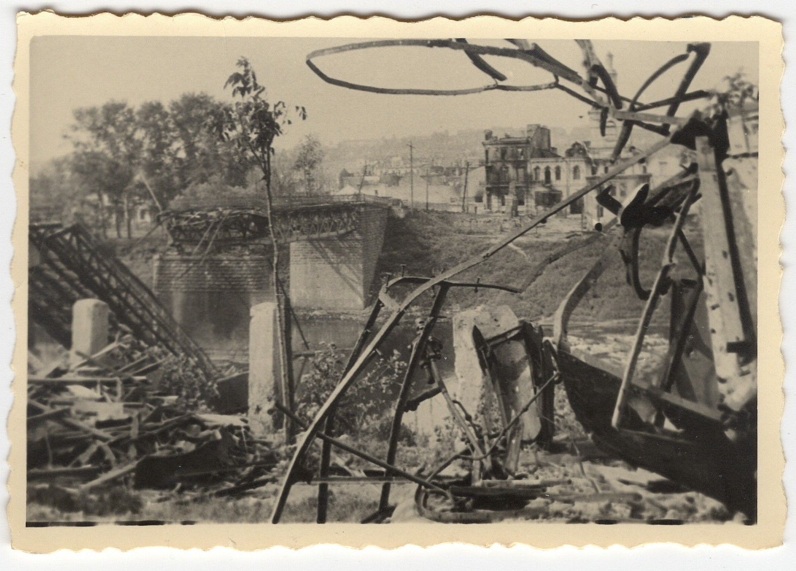 zerstörte-Brücke-und-Ortschaft-im-Osten.jpg