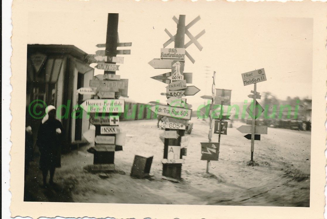 Foto, Stllg-Krieg, Schilderwald am Hauptquartier; 1942.jpg