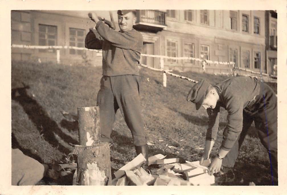 Holz hacken deutsche Soldaten Quatier Smolensk Russland