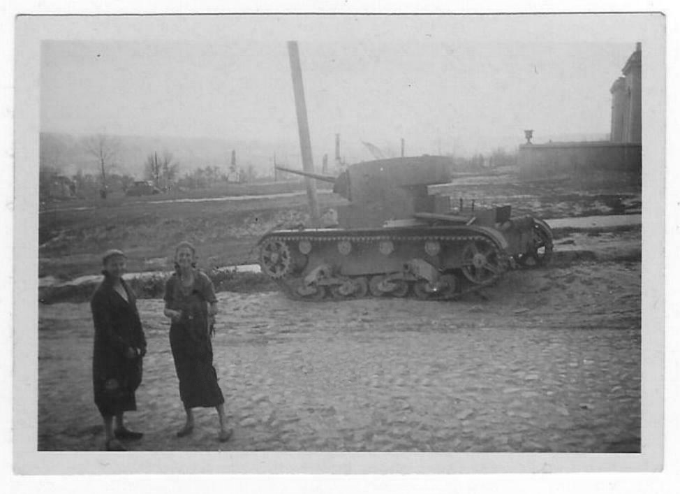 Foto 2 WK, Ostfront russischer Panzer T 26 mit russischen Frau,Mädchen, Smolensk.jpg