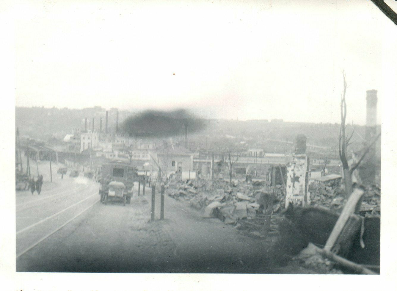 Foto, RUS 1941, Geb.Jg.Rgt. - Zerstörter Straßenzug in Smolensk (MB)21124.jpg