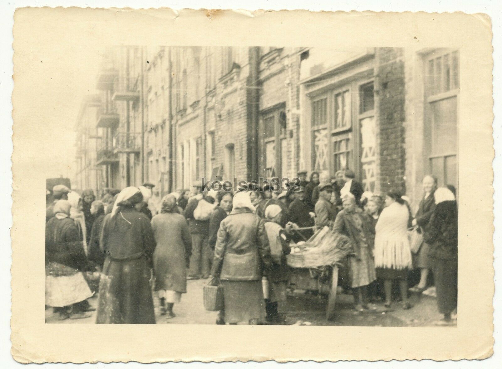 Foto Zivilisten in Smolensk vor einem Geschäft für die Ausgabe von Essen.jpg
