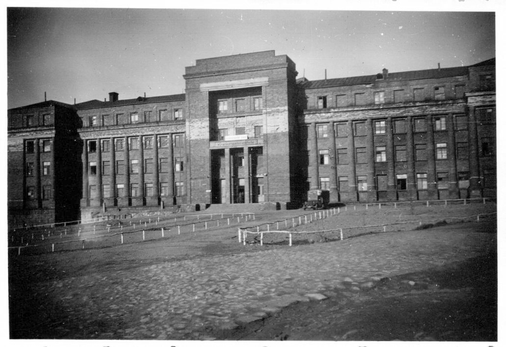 Foto-Wk2-Blick-auf-ein-großes-Gebäude-in.jpg