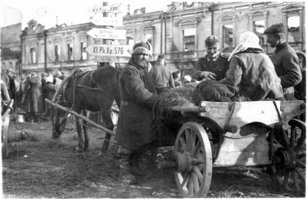 Foto, Wk2, deutsche Soldaten auf einem Markt in Russland (N)50053.jpg