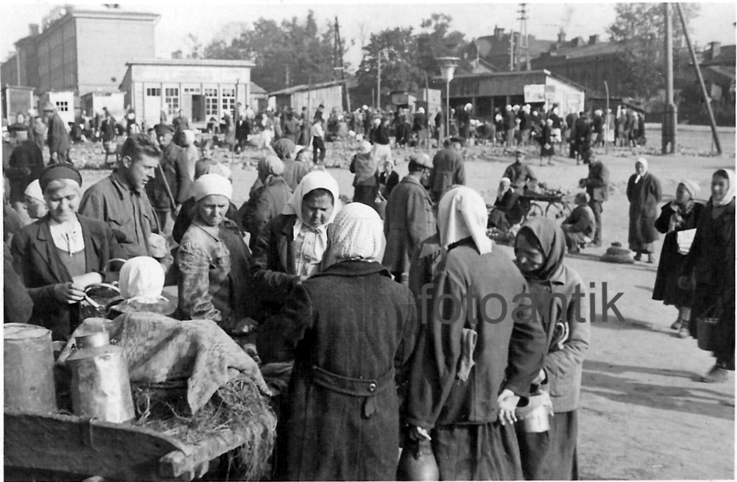 Foto 2 WK Ostfront _ Kampf um Smolensk _ Frauen kaufen Vorräte auf Markt Handel.jpg